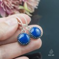 srebrne kolczyki z lapis lazuli w koronce