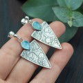srebrne kolczyki trójkąty kwiat wiśni z chalcedonem