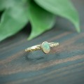 złoty pierścionek z owalnym opalem etiopskim i zdobioną obrączką