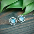 srebrne kolczyki okrągłe sztyfty z niebieskim chalcedonem i kuleczkami