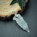 wisiorek-liść-paproci-z-kamieniem-księżycowym-na-łańcuszku.jpg