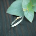 Pierścionek złote kulki i zdobiona obrączka