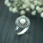 Srebrny pierścionek z perłą i kuleczkami