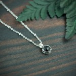 Mela II - srebrny naszyjnik z czarnym onyksem w ozdobnej oprawie