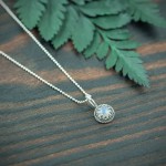 Bova II - srebrny naszyjnik z kamieniem księżycowym w ozdobnej oprawie