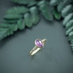 Harriet - złoty pierścionek z łezką ametystu i zdobioną obrączką Flora