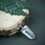 Wisior kryształ górski z listkami