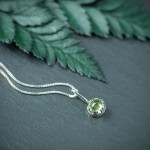 Elize II -srebrny naszyjnik z perydotem w ozdobnej oprawie