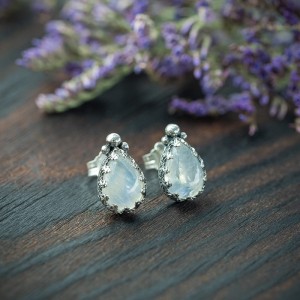 Astrid - sztyfty z kamieniem księżycowym w srebrnej koronce