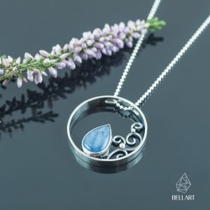 Srebrny wisior koło z kyanitem