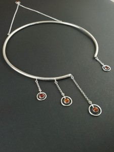 Srebrny naszyjnik z bursztynami