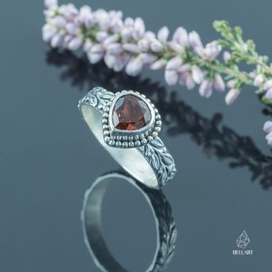 Pierścionek z turmalinem zdobiony listkami