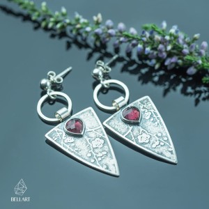 Kolczyki trójkąty z kwiatem wiśni i granatem