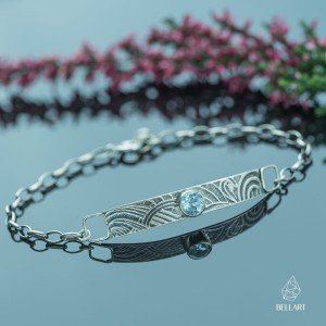 Srebrna bransoletka z topazem i wzorami