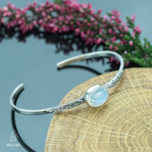 Bransoletka z kamieniem księżycowym i listkami