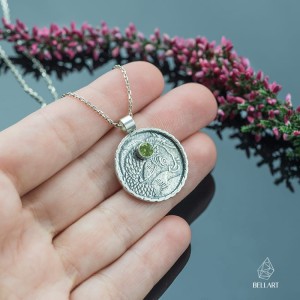 Srebrny wisior z perydotem i karpiem koi