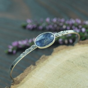 Okrągła bransoleta srebrna z iolitem i listkami