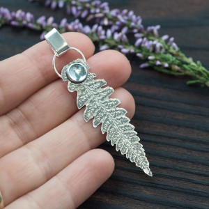 Wisior paproć z topazem na zamówienie