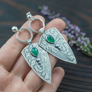 Kolczyki srebrne trójkąty z zielonym chalcedonem i kwiatami