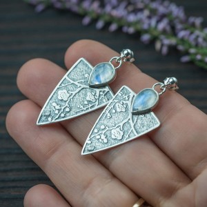 Srebrne kolczyki trójkąty z kamieniem ksieżycowym