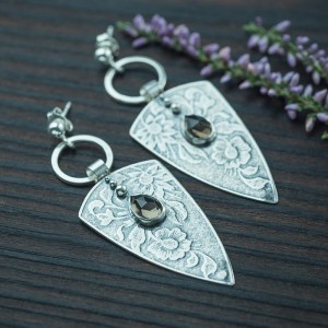 Kolczyki trójkąty w kwiaty z kwarcem dymnym