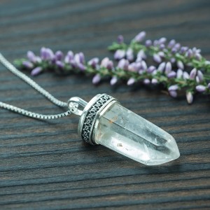 Wisior z naturalnym kryształem górskim