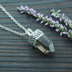 Wisior z kryształem kwarcu dymnego