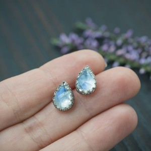 Sztyfty z kamieniem księżycowym w koronce