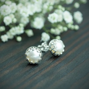 Elsi - srebrne sztyfty z naturalnymi perłami w ażurowej oprawie