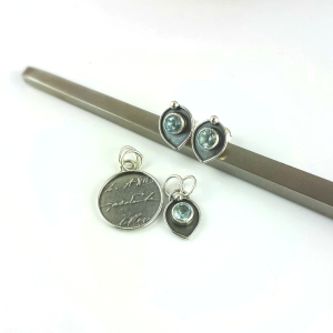 Srebrny komplet z topazem, wisior z napisami