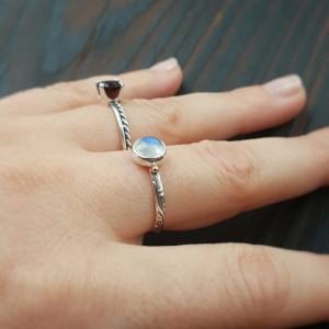 Pierścionek z kamieniem księżycowym i złotem