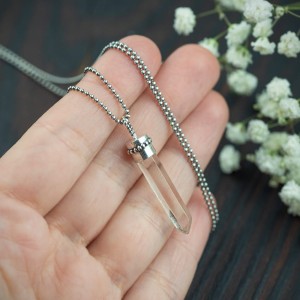 Wisior z kryształem górskim i kuleczkami