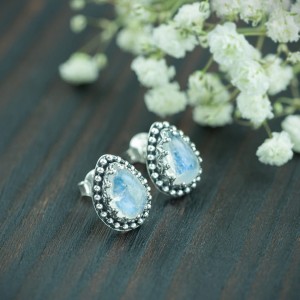 Sztyfty z kamieniem księżycowym i kuleczkami