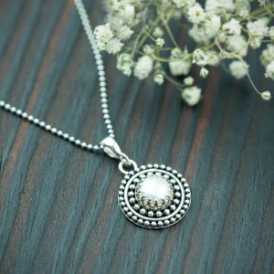 Okrągły wisior z perłą i kuleczkami