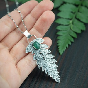 Wisior liść paproci z łezką awenturynu