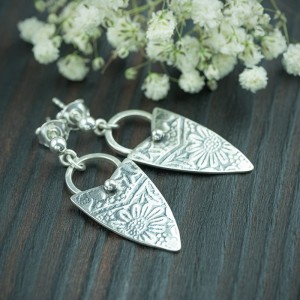 Srebrne kolczyki z kwiatowym wzorem