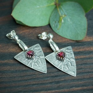Adella - kolczyki trójkąty w roślinne wzory z fasetownym granatem
