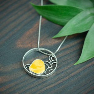 Adria - wisior ażurowe koło z mlecznym bursztynem