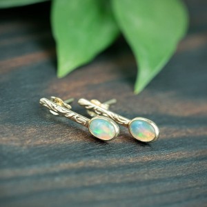 Ella - złote kolczyki sztyfty z opalem etiopskim