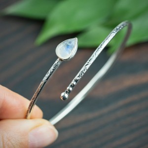 Belli - owalna srebrna bransoleta z wzorem i kamieniem księzycowym