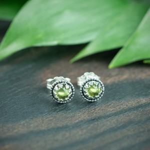 Oli - srebrne kolczyki sztyfty z perydotem i drobnymi kuleczkami