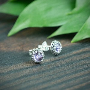 Lawenda - srebrne sztyfty z fasetowanym ametystem i ażurową oprawą