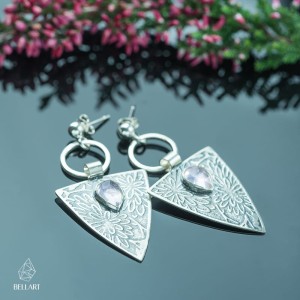 Kolczyki trójkąty w kwiaty z różowym kwarcem