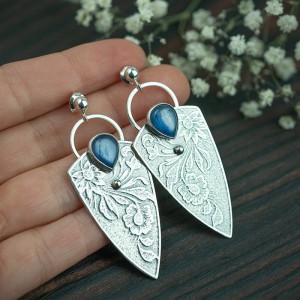 Srebrne kolczyki trójkąty zdobione kwiatami i kyanitem