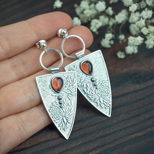 Srebrne kolczyki trójkąty z granatem i kwiatowym wzorem