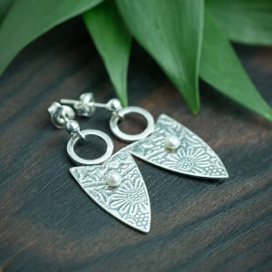 Srebrne kolczyki trójkąty z perłą i kwiatowym wzorem