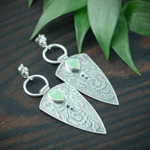 Srebrne kolczyki trójkąty z kwiatami i miętowym chalcedonem