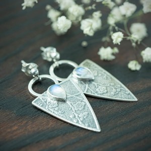 Srebrne kolczyki trójkąty z kamieniem księżycowym i kwiatami wiśni