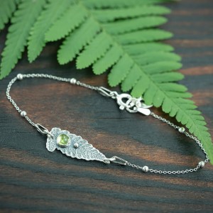Srebrna bransoletka łańcuszek z listkiem paproci i perydotem
