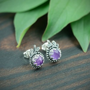 Srebrne sztyfty z listkami i ametystem w ażurowej oprawie